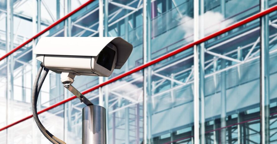 Industriegelände mit mehreren IP-Kameras bei Dämmerung