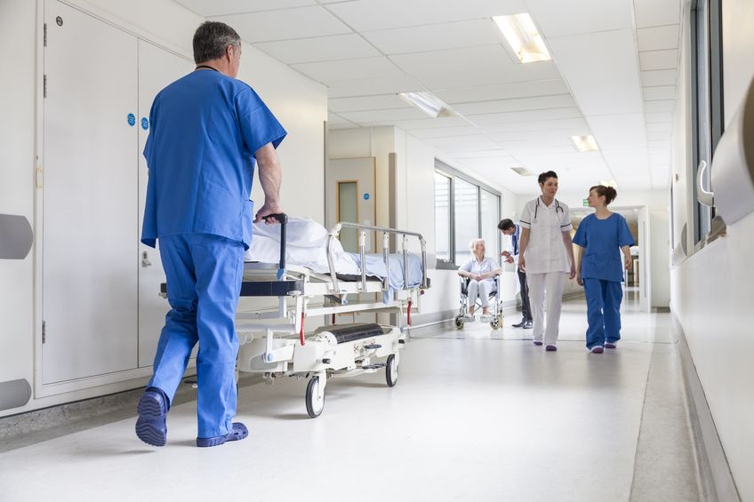 Klinikkorridor mit gesicherten Zutrittsbereichen